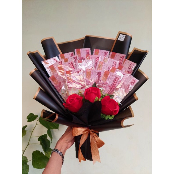 Buket Bunga Artificial dan Uang Asli di Semarang