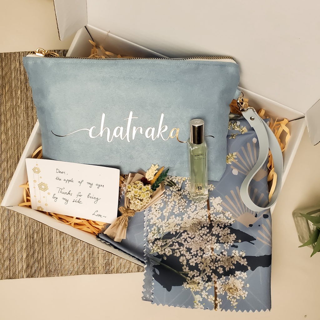 

Hampers kado cewe custom nama/ Kado perempuan spesial/ Kado ulang tahun baru wisuda - HSF1