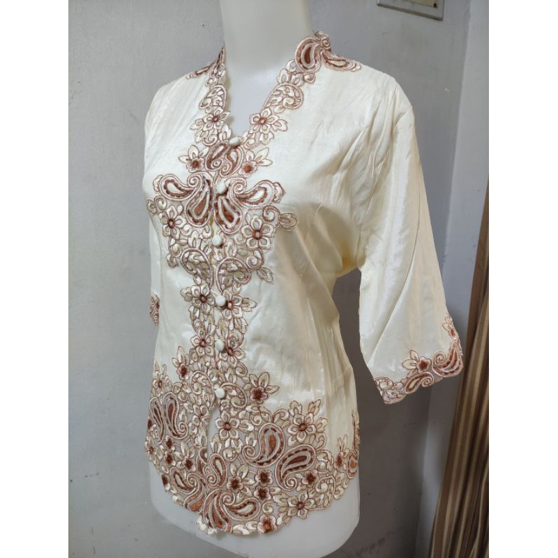 Atasan Kebaya Bordir Modern Asmirandah Lengan 3/4 Gading Putih / Kebaya Bordir Cream / Kebaya Wisuda Terbaru / Kebaya Bordir Gading / Kebaya Brukat Modern / Kebaya Akad Nikah Putih-3