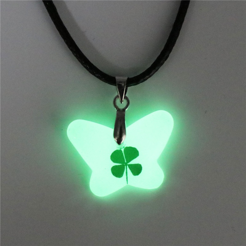 Kalung Dengan Liontin Bentuk Kupu-Kupu Daun Clover Bahan Resin Untuk Pria Dan Wanita
