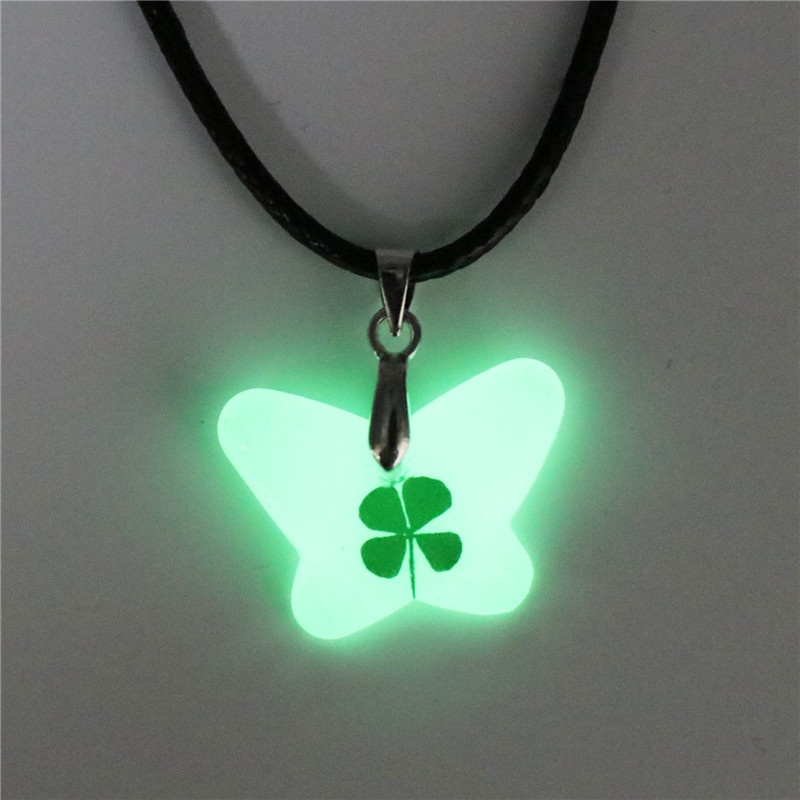 Kalung Rantai Liontin Clover Clover / Hati / Kupu-Kupu / Kuda Poni Luminous Untuk Pria / Wanita