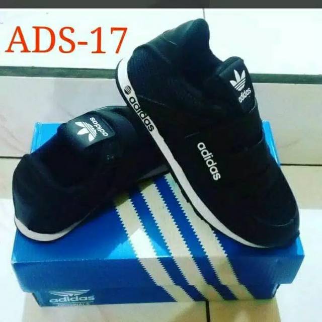 Sepatu sekolah anak (adidas)