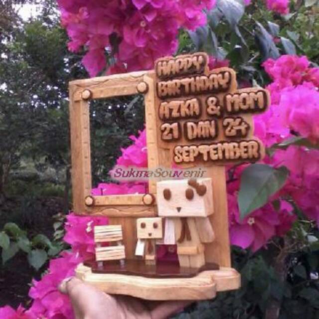 Pigura kayu unik Danbo