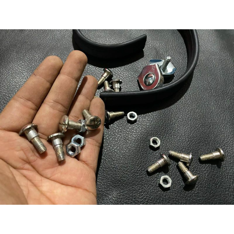 Baut mur Sabuk belt strap seat jok panjang vespa detail original 
bahan crom 
lengkap dengan mur
coc