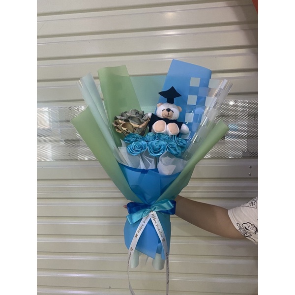 Buket bunga wisuda graduation kelulusan topi toga hitam