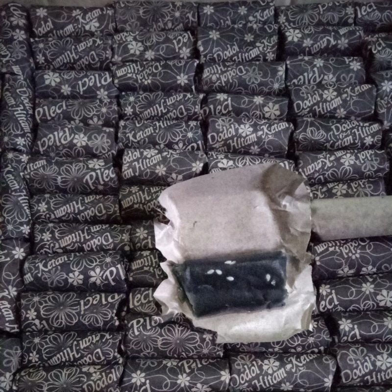 

Dodol ketan hitam pleci asli garut bungkus batik