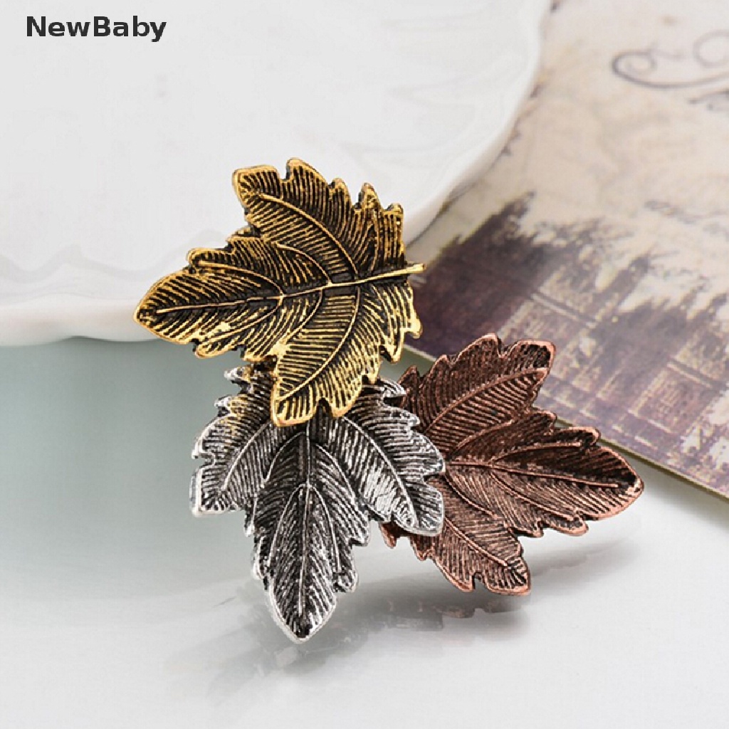 Bros Pin Bentuk Daun Maple Lapis Emas / Silver Gaya Vintage Untuk Wanita