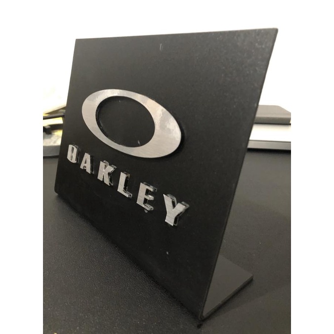 Display Logo OAKLEY untuk pajangan koleksi lemari Oakley