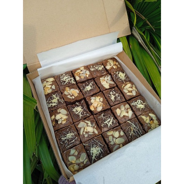 

FUDGY Brownies With 2 Topping - Ukuran 20x20cm.