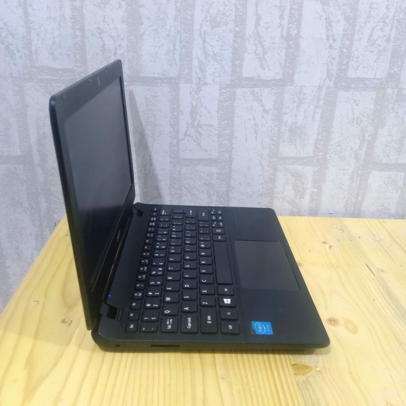 Laptop Acer ES1-111 intel Celeron N2840 Ram 4GB/HDD 500GB Os. Windows 10 Siap pakai