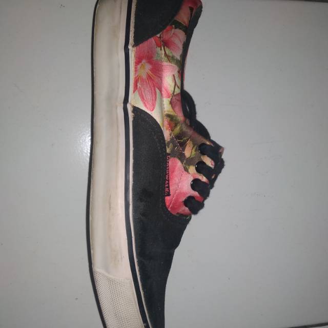 SEPATU AIRWALK CEWE MOTIF BUNGA-BUNGA.