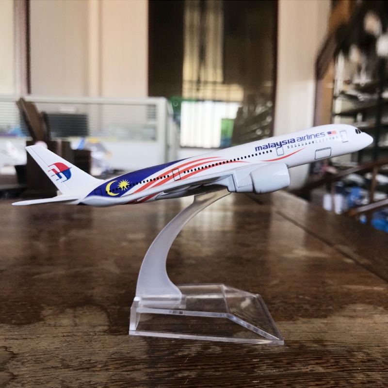 Miniatur Diecast Pesawat Terbang Malaysia Airlines A350 Bahan Alloy Ukuran 16CM Dengan Stand Display