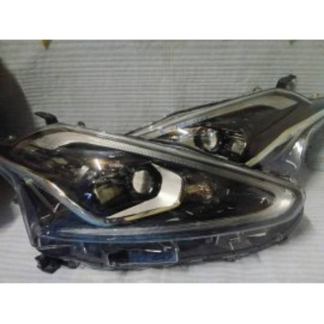 Headlamp lampu depan toyota sienta Q