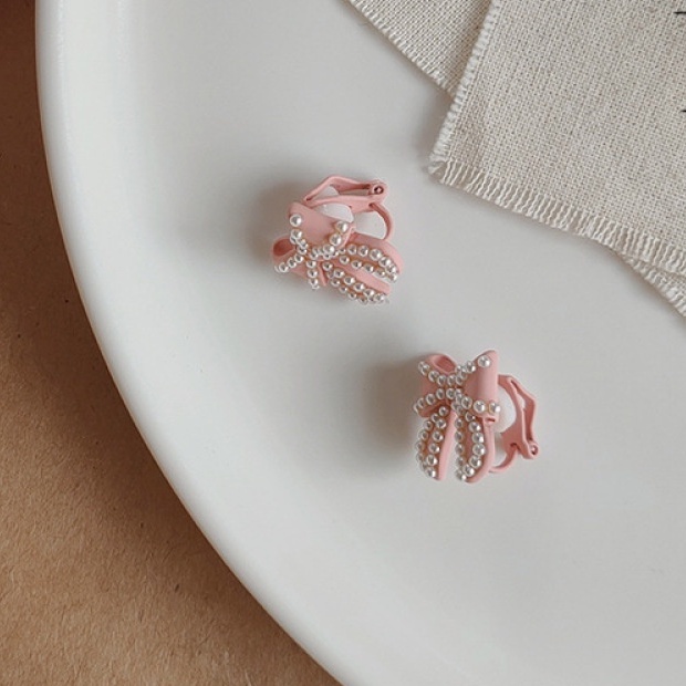 Anting Klip Tanpa Tindik Desain Pita Geometri Hias Mutiara Imitasi Warna Hitam Putih Untuk Wanita