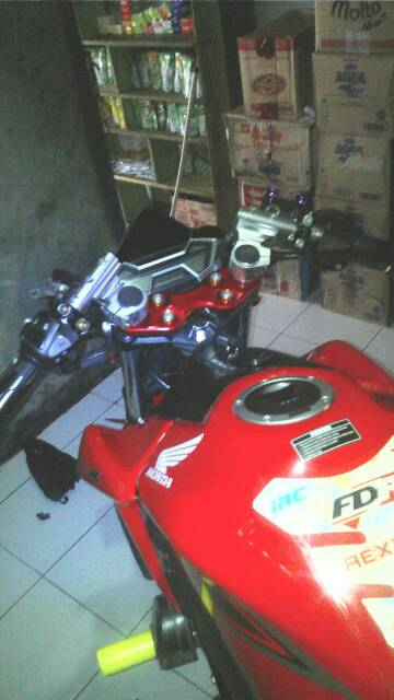 Dudukan raiser  stang jepit vixion/scorpio/xabre/megapro new/verza/CB150R lama/CB150R new/tiger