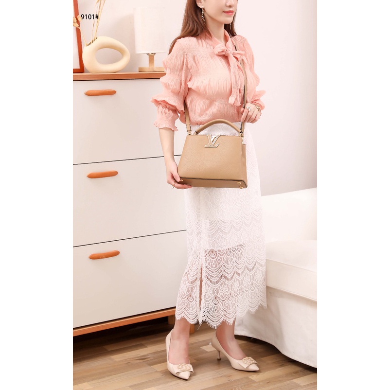 Capucines MM Taurillon Leather 9101