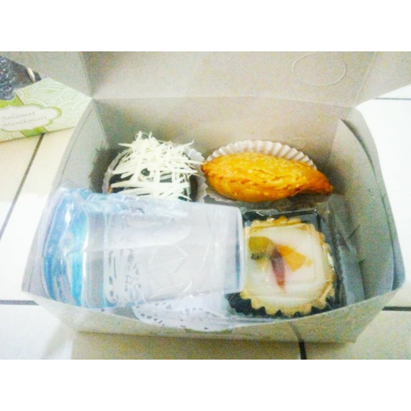 

paket snack box isi 3 kue + air mineral gelas