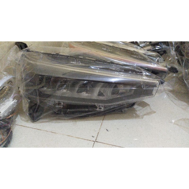 Lampu depan mobil Toyota Avanza 2022