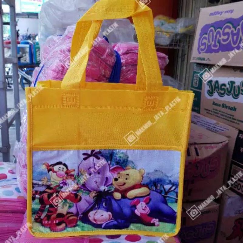 

TAS GOODIE BAG SOUVERNIR ULANG TAHUN MODEL ADA KANTONG DEPAN BAHAN TEBAL ISI 12 PCS