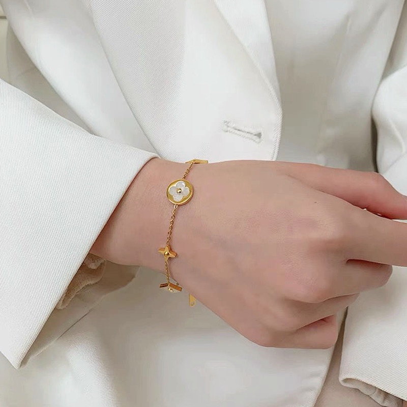 Gelang Titanium Fritillary Semanggi Beruntung Wanita Anti Karat Perhiasan Emas 18k Temperamen Korea