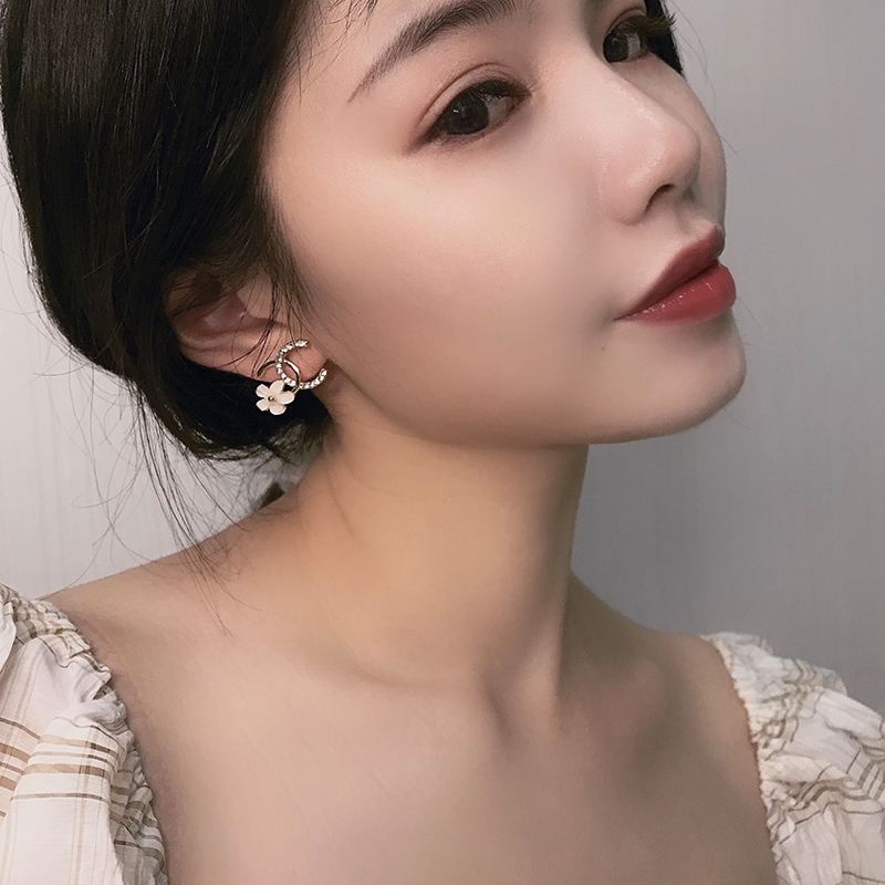 Fashion wanita anting-anting huruf C Perancis temperamen elegan anting-anting bunga aroma kecil