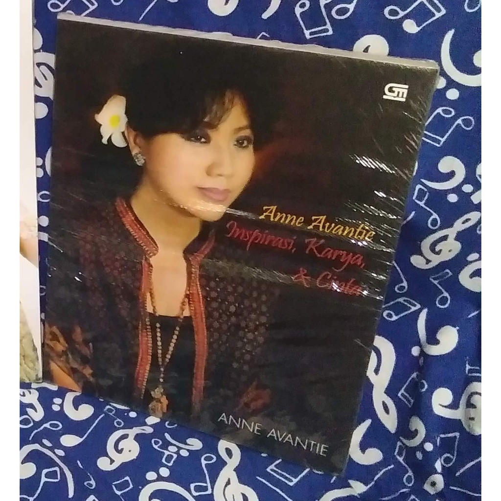 BUKU - ANNE AVANTIE - BIOGRAFI - Disainer - Mode - Fashion - Kebaya