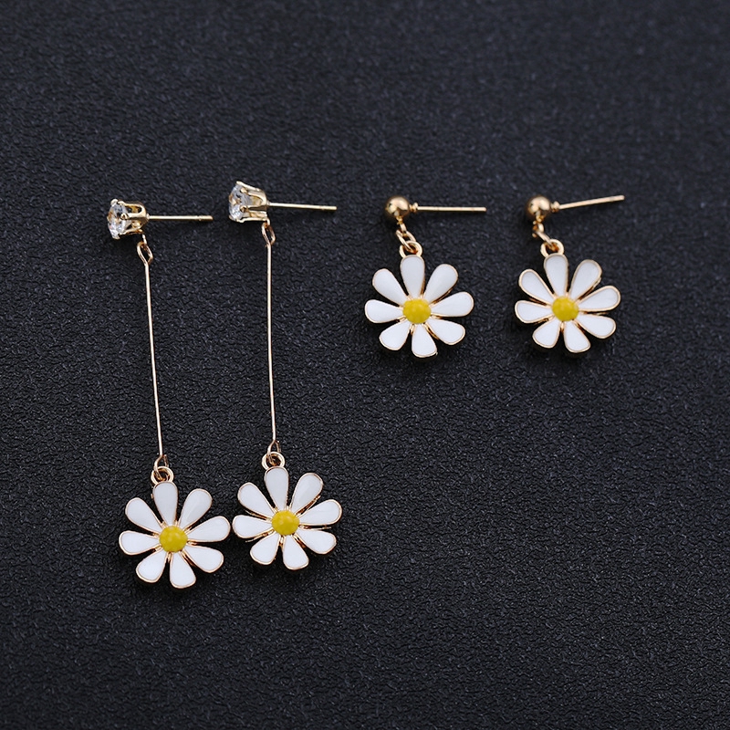 Anting Stud Desain Bunga Matahari Daisy Warna Kuning Putih Bahan Alloy Gaya Korea Untuk Wanita