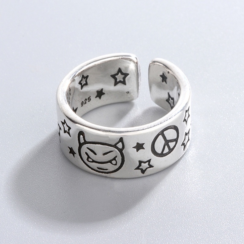 Cincin Desain Wajah Setan Tersenyum Bahan Stainless Steel Warna Emas Gaya Retro Untuk Wanita