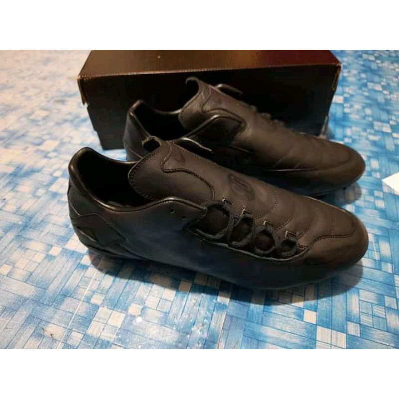sepatu bola kulit asli