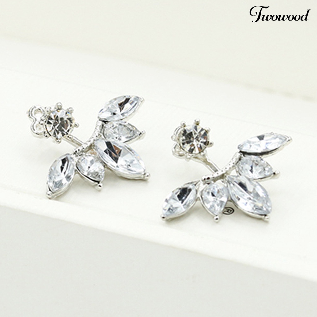 1 Pasang Anting Stud Bentuk Bunga Aksen Berlian Imitasi Bahan Alloy Untuk Wanita