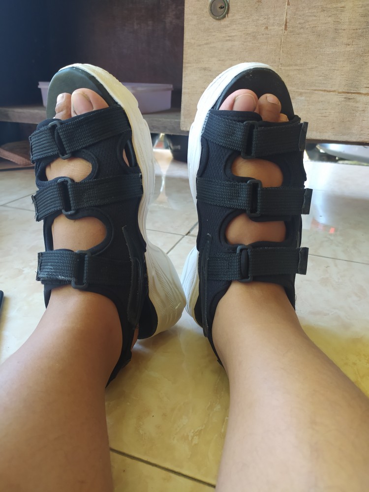 1001 Sepatu Tristrap Wanita !!! - Hitam