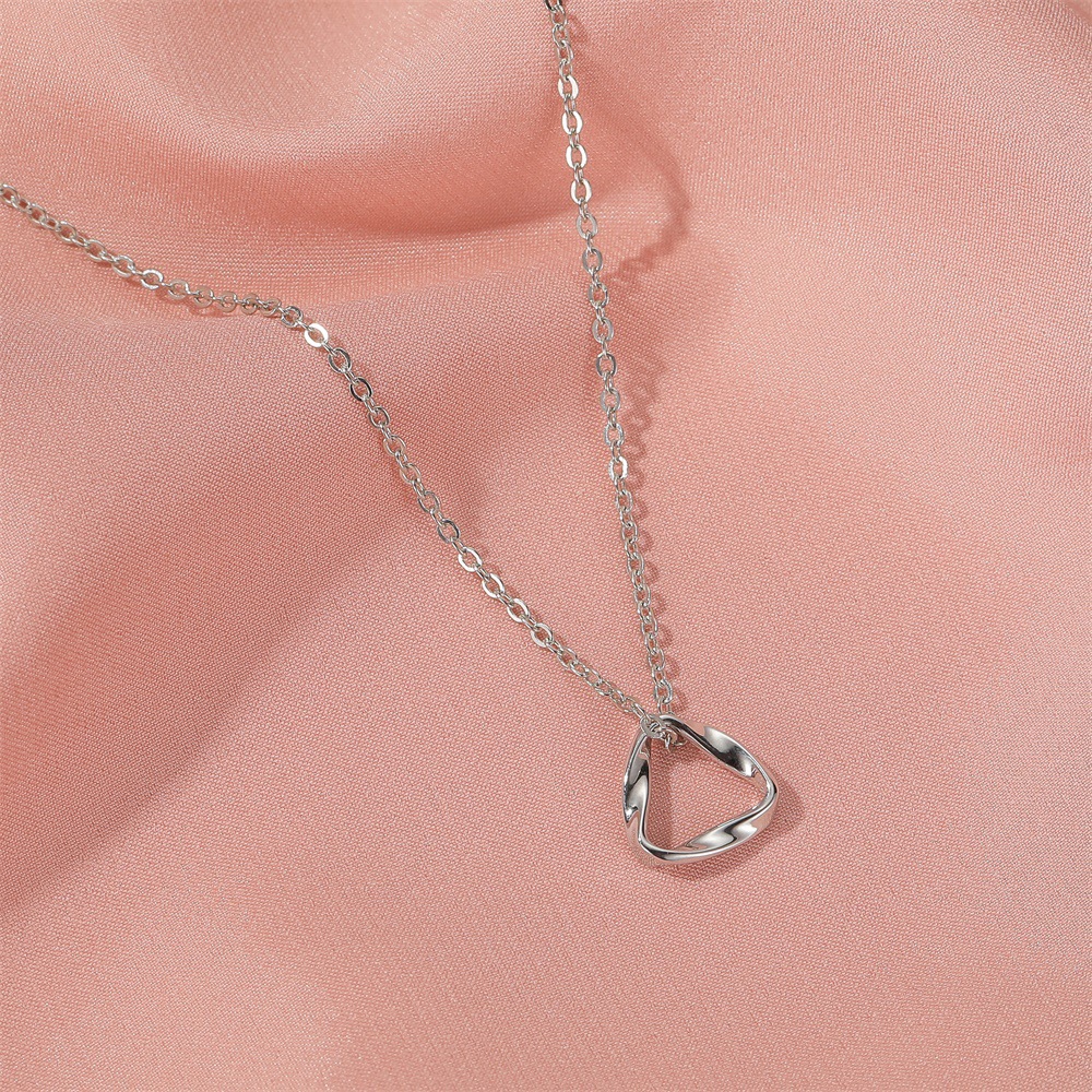 Kalung Segitiga Minimalis Rantai Berongga Gelombang Mode Berongga Hadiah Ulang Tahun Pacar Perempuan