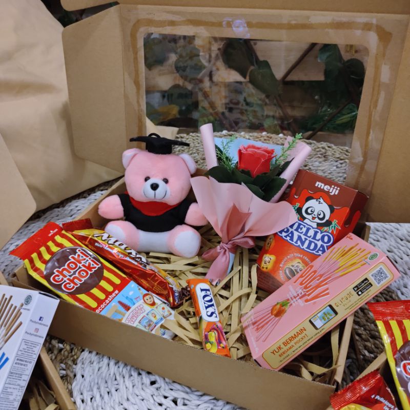 Gift Box  Wisuda Snack Boneka dan Buket Bunga