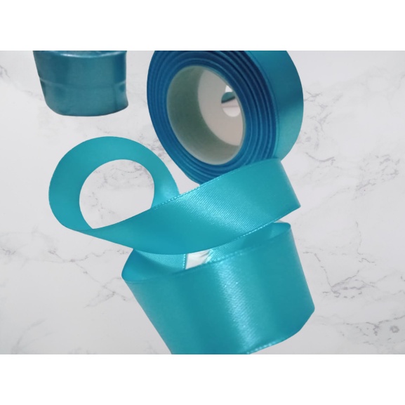 

Pita Satin Biru Turkis Ukuran 1 inch /2,5cm Per Roll