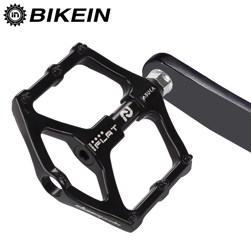 white bicycle pedals