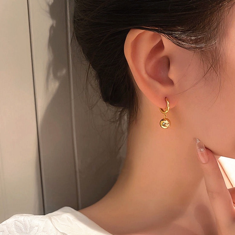 Anting Titanium Bola Keberuntungan Lapis Emas 18K Anti Karat Aksesoris Wanita Perhiasan Korea