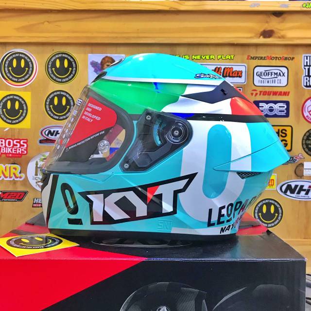 HELM Kyt TT Course dalla porta