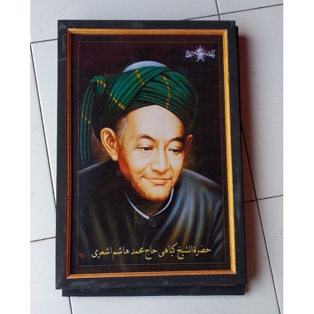 Lukisan murah poster murah hiasan dinding gambar KH Hasyim Asy'ari plus bingkai ukuran 53×35