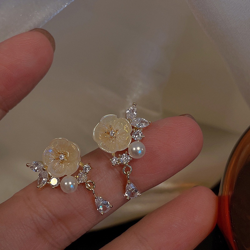 Anting Desain Bunga Kecil Aksen Mutiara Bahan Zirkon Lapis Emas Gaya Perancis