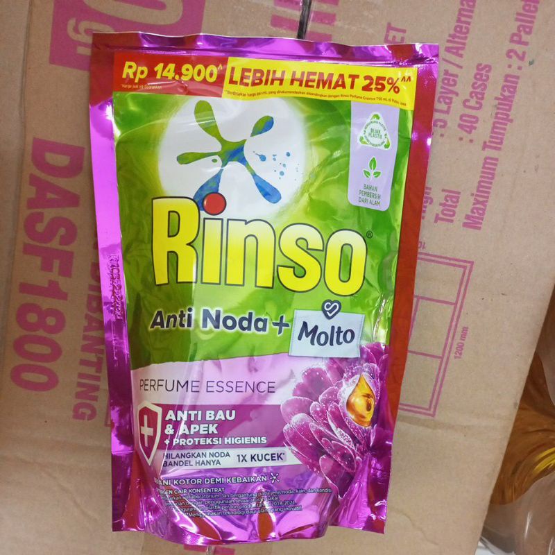 rinso molto deterjen cair japanese peach &amp; royal gold 565ml