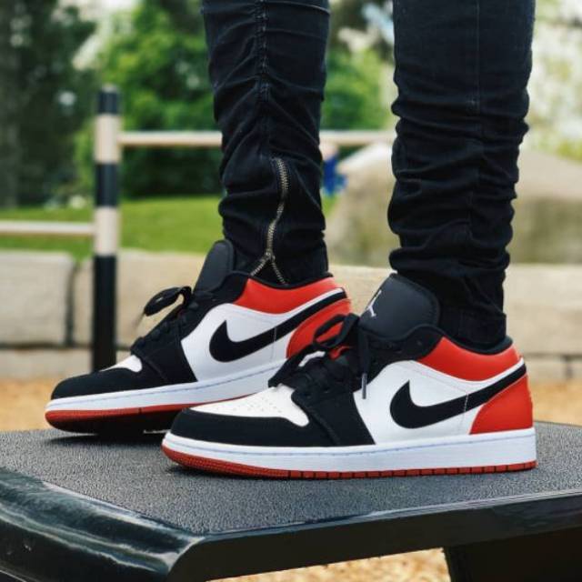 nike air jordan 1 retro low black toe