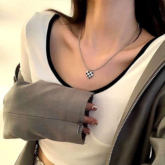 Kalung Rantai Klavikula Desain Papan Catur Hati Warna Hitam Dan Putih Untuk Wanita