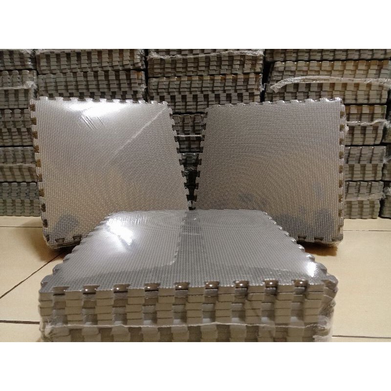 Karpet Puzzle Polos Warna Abu-Abu 30x30x1