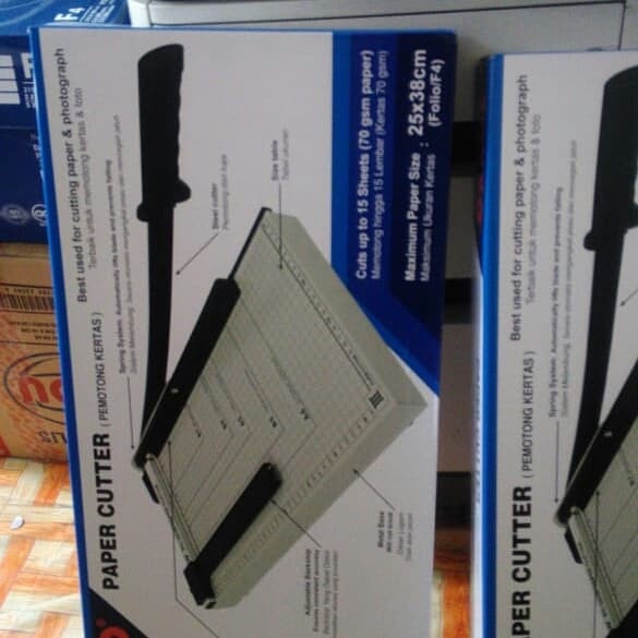 

kertas-pemotong- alat pemotong kertas f4 merk joyko -pemotong-kertas.