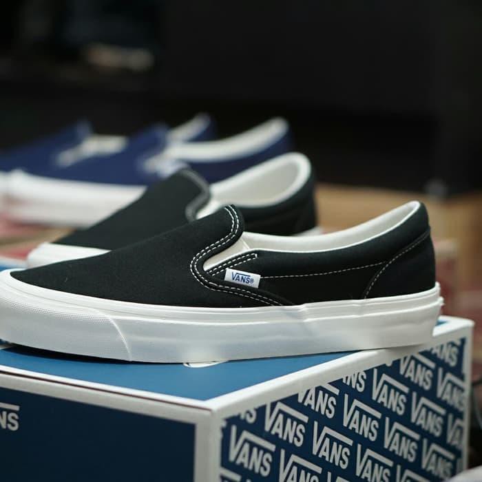 all white slip on vans mens