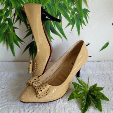 Sepatu wanita higheels glossy/import mollyca original sz 39/krem