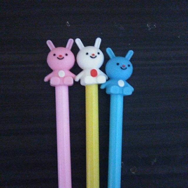 

Pulpen karakter motif rabbit