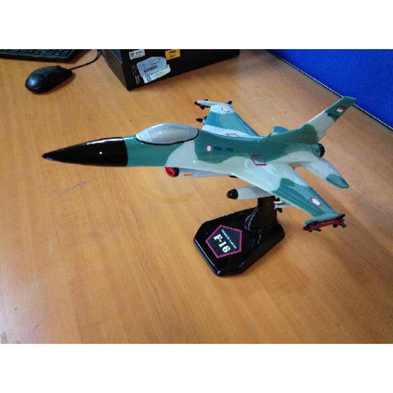 miniatur pesawat F16