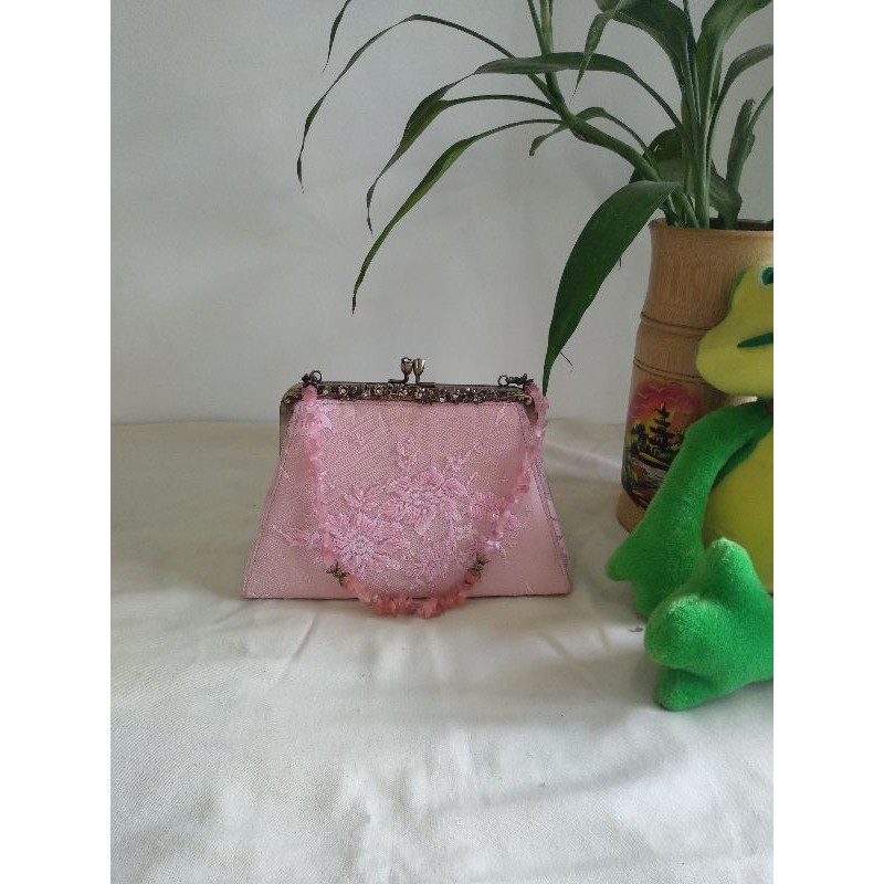 Tas pesta kecil, warna pink, bahan brokat payet, ukuran 20x15x7 cm, preloved