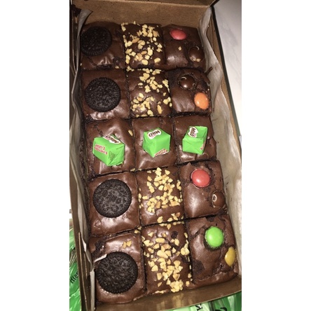 

brownis sekat with toping